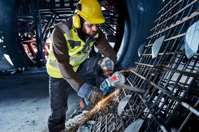 Аккумуляторная угловая шлифмашина BITURBO с X-LOCK GWX 18V-15 SC