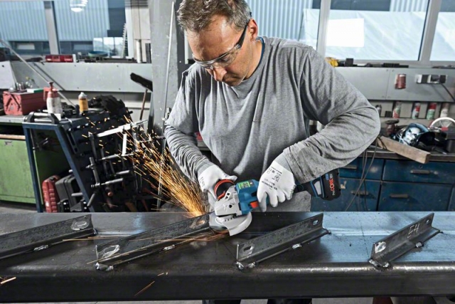 Аккумуляторная угловая шлифмашина BITURBO GWS 18V-15 SC